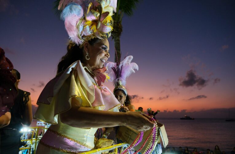 Encabezan Mara Lezama y Chacón el tradicional Paseo de Carnaval en Cozumel