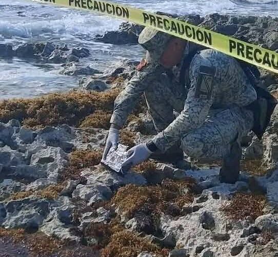 Ejército Mexicano asegura 2 paquetes de cocaína en playa de Cozumel