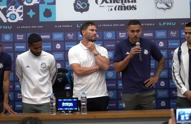 Jugadores del Club Puebla ofrecen disculpas a la afición tras resultados