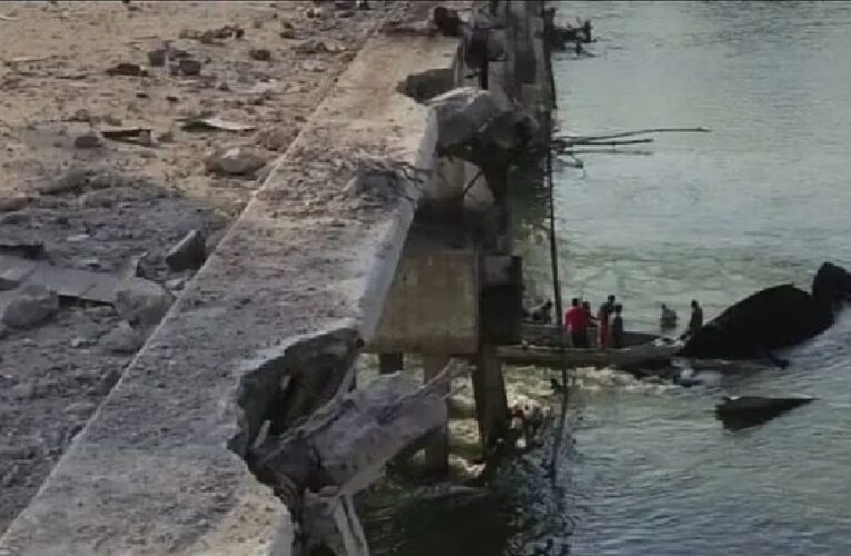 Pobladores saquean tráiler que cayó al río en Tabasco