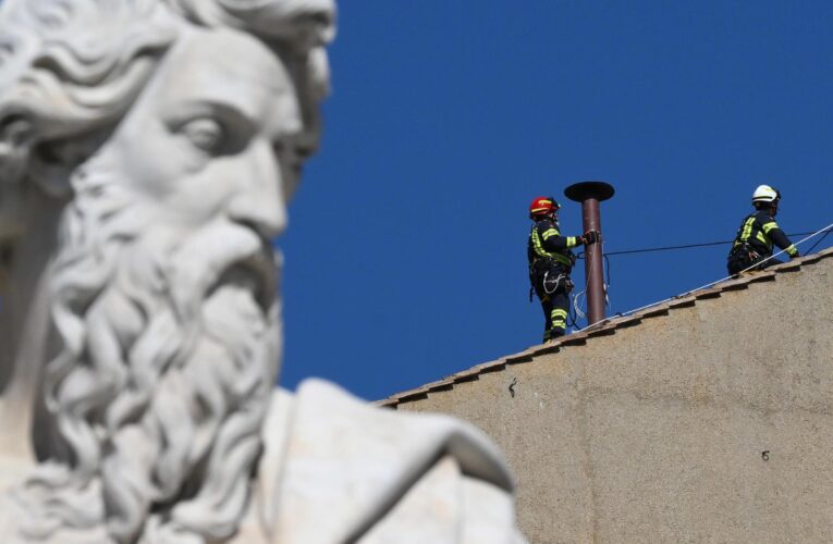 Instalan la chimenea del cónclave en la Capilla Sixtina: todo listo para elegir al nuevo papa