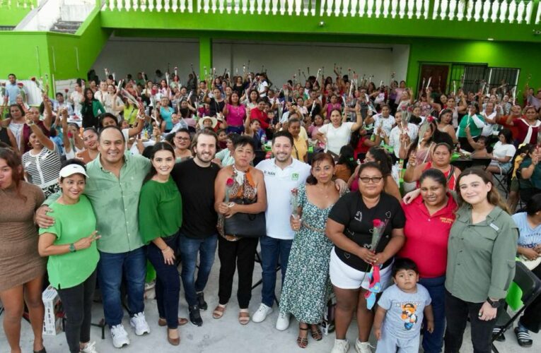 Renán Sánchez Tajonar celebra con las mamás de la Familia Verde de Cozumel y Playa del Carmen