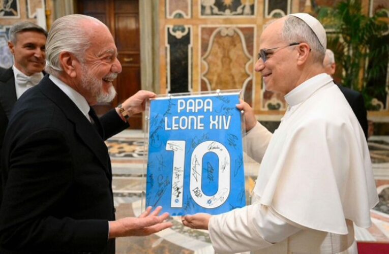 Papa León XIV siembra dudas sobre su club de futbol favorito al recibir al campeón Napoli