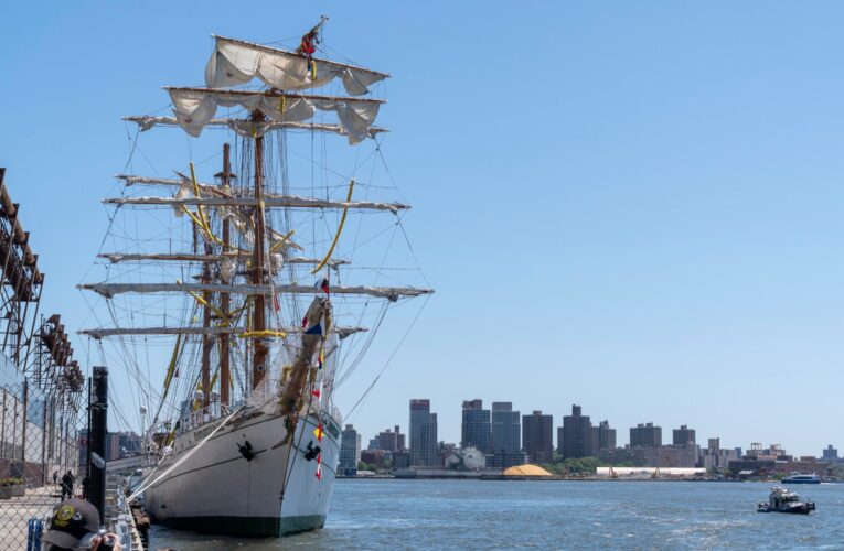 Remolcan al Buque Cuauhtémoc tras accidente mortal en Nueva York