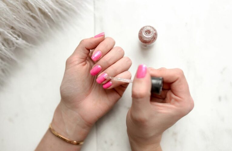 Sustancia utilizada en esmaltes de uñas es cancerígena y puede causar abortos