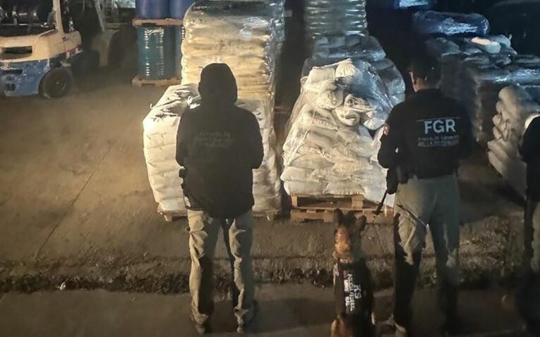 Aseguran más de 13 toneladas y 13 mil 400 litros de precursores químicos en carretera de Durango