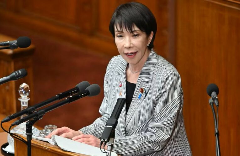 Critican a primera ministra japonesa por alentar a trabajar más horas; solo duerme 2 a 4 horas