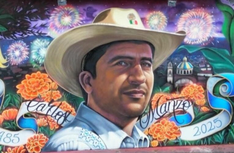 Pintan mural en homenaje a Carlos Manzo, alcalde de Uruapan ultimado