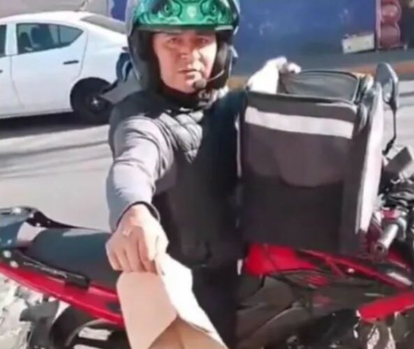 Mujer exige a repartidor bajar de la moto para entregarle su comida en las manos; la tunden en redes por prepotente: “Solo era estirarse”