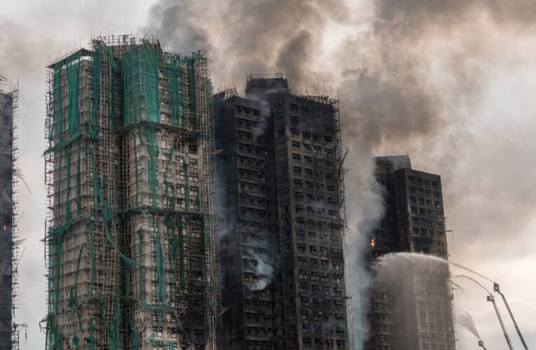 Sube a 65 el balance de muertos en incendio de Hong Kong, ya está bajo control