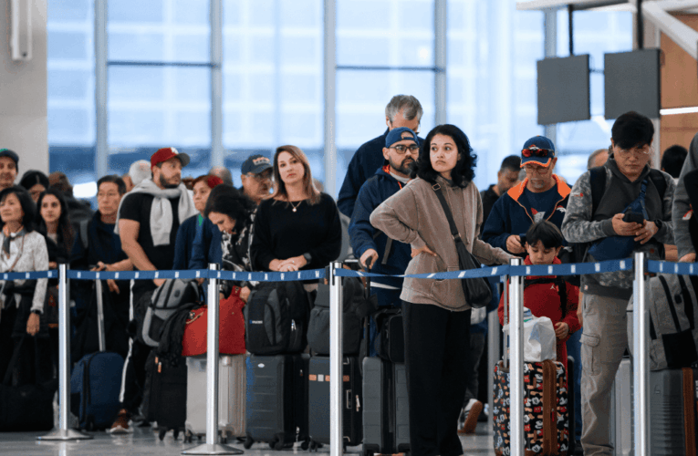 Millones de usuarios enfrentan cancelaciones y retrasos de vuelos en EE. UU. por cierre de Gobierno