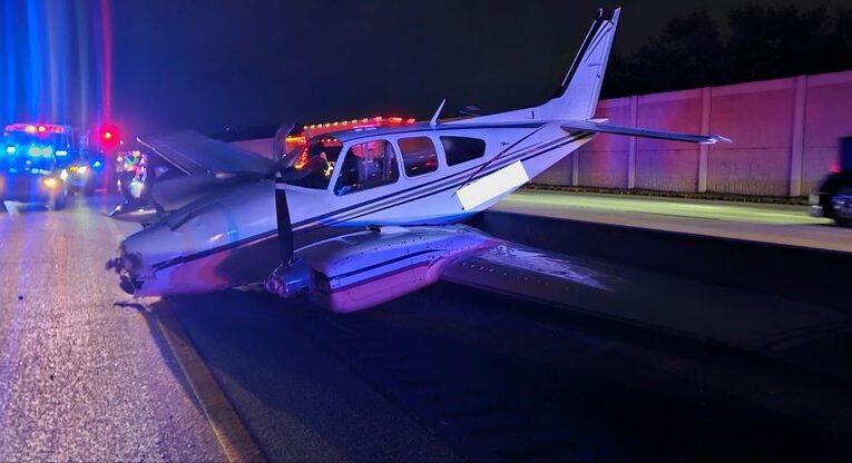Aterrizaje fallido desata caos en autopista de Florida tras desplome de avioneta
