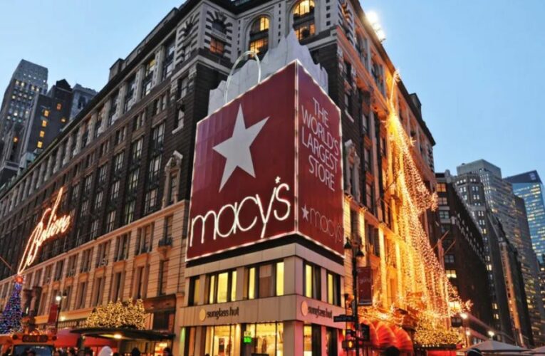 Mujer äpuñälä a madre que cambiaba pañal a su bebé en tienda Macy’s de Nueva York