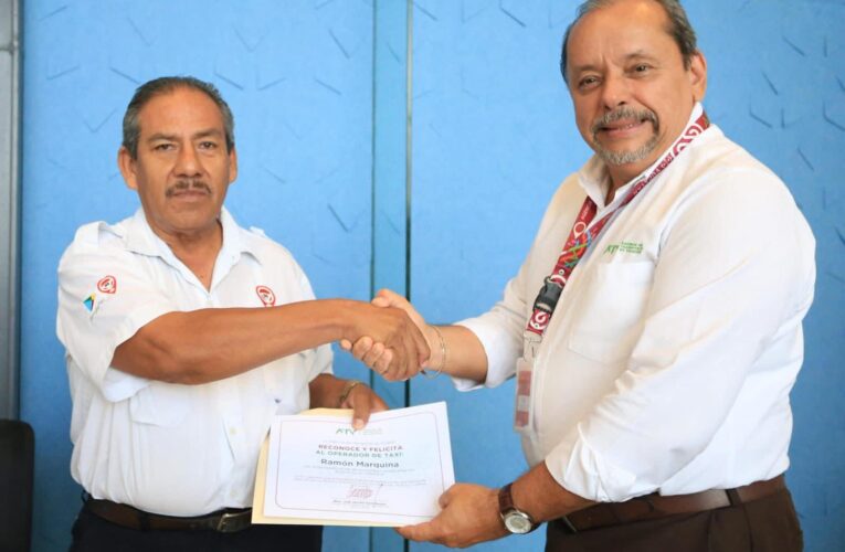 Taxista de Mérida devuelve 300 mil pesos olvidados por un pasajero