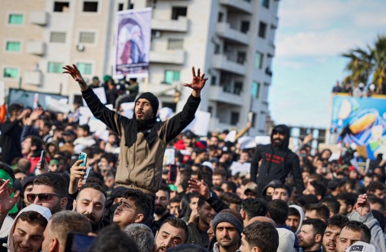 Choques sectarios sacuden la costa de Siria tras atentado contra mezquita alauita