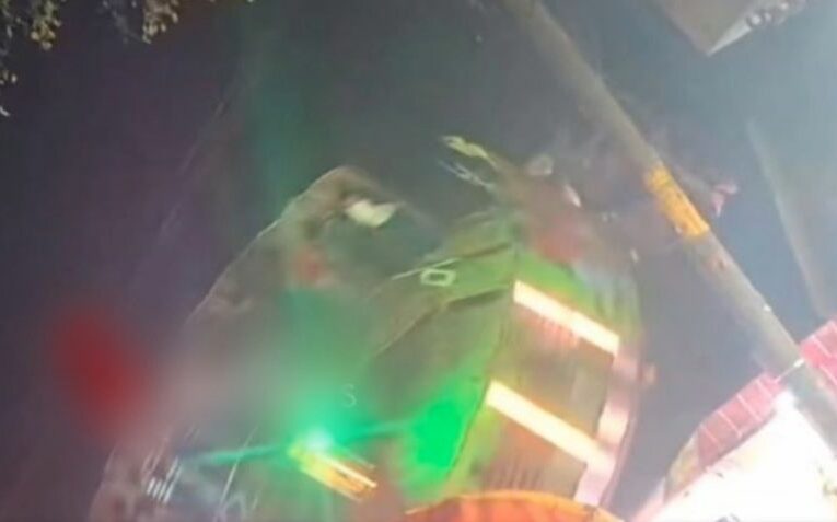 Jóvenes salen disparados de un juego mecánico en feria de Puebla