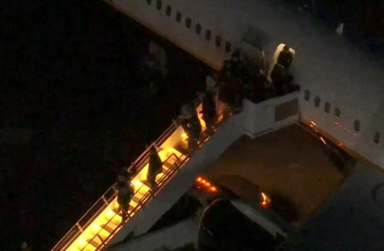 Nicolás Maduro y su esposa Cilia Flores llegaron a Nueva York, donde enfrentarán cargos por narcotráfico tras ser capturados en Venezuela