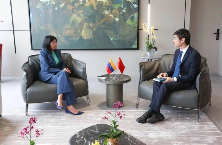 Delcy Rodríguez se reúne con embajador de China; agradece apoyo ante incursión de EU