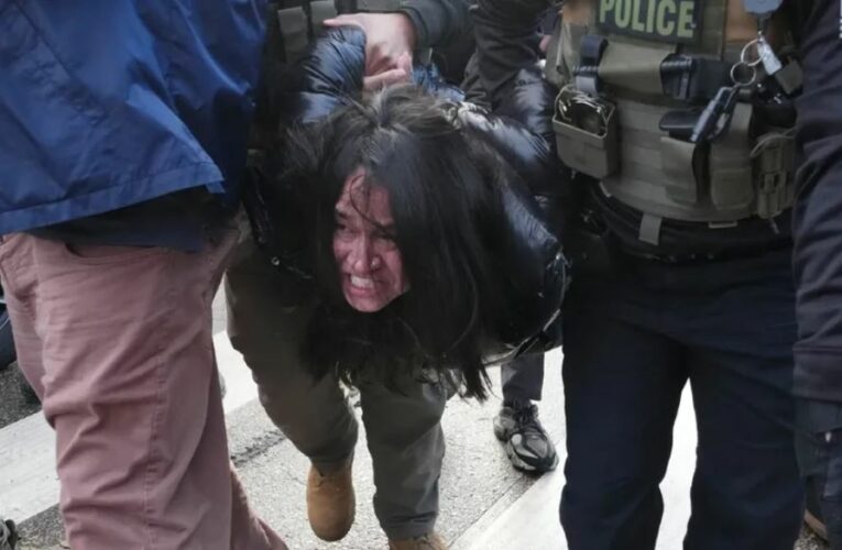 Agentes del ICE sacan a mujer de su coche a la fuerza y la arrestan
