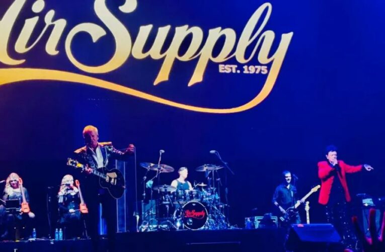 Air Supply conquista a regios con soft rock y baladas románticas en la Arena Monterrey