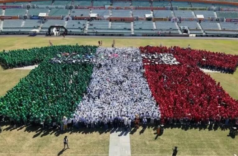 México se anota un récord Guinness con la playera humana de futbol más grande del mundo