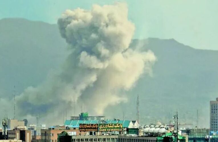 Irán bloquea flujo de petróleo y amenaza con incendiar buques