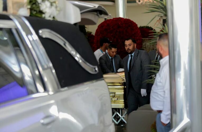 Sepelio de “El Mencho”: En un ataúd dorado, con música de banda y grúas con coronas de flores