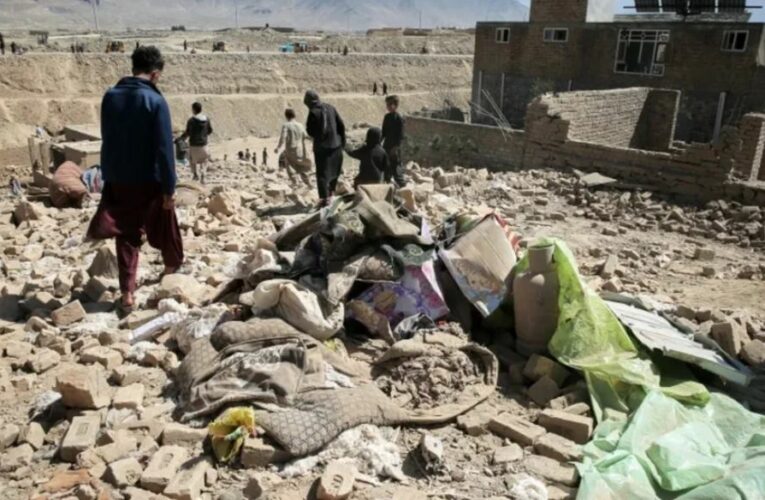 Pakistán lanza advertencia a talibanes de Afganistán tras ataque a una zona civil