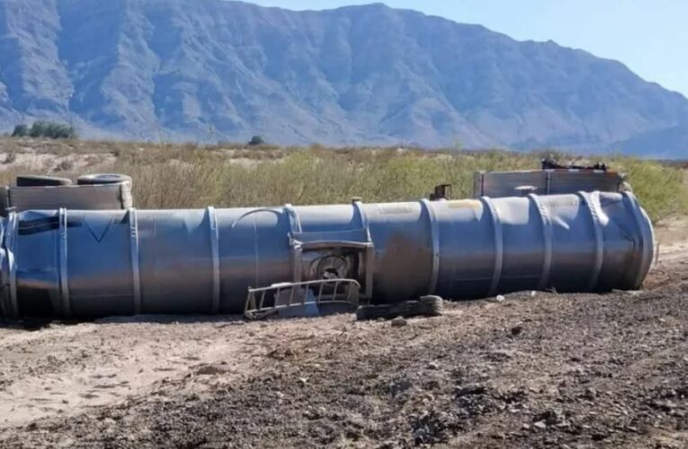 Pipa con gasolina se desganchó y volcó en carretera Torreón-Saltillo; hubo cierre vial