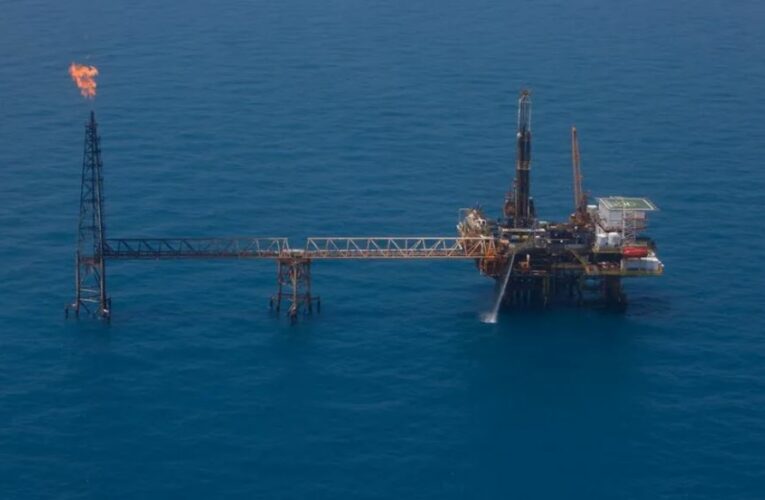 Petróleo acumula ganancias superiores al 45% desde inicio de las tensiones en Medio Oriente