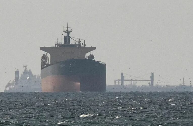 Lanchas de Irán disparan contra buque petrolero en el estrecho de Ormuz; tripulación está a salvo