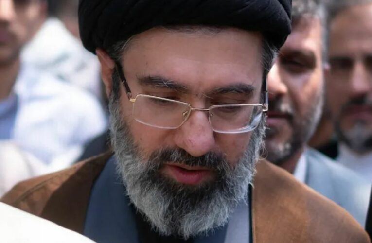 Ayatolá Jamenei quedó gravemente herido en primer ataque de EU-Israel, pero sigue lúcido: NYT