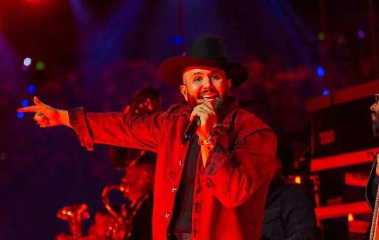 Carín León rompe el silencio tras falla en Supernova y culpa a la producción del evento