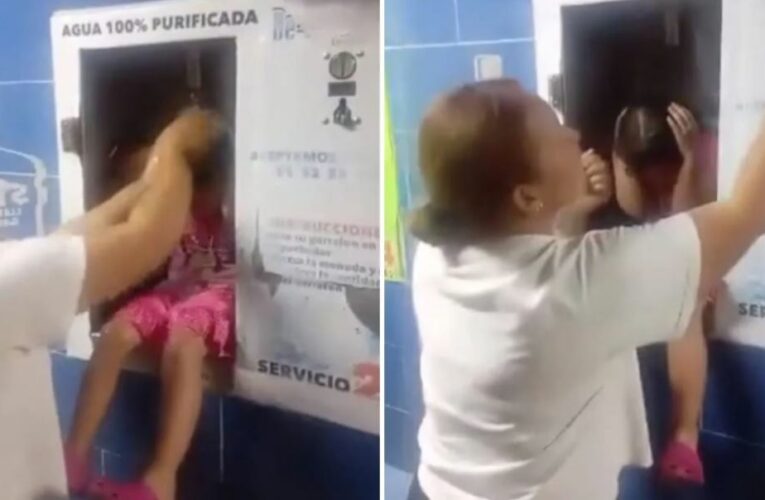 Mujer baña a niña en despachador de agua por escasez y se vuelve viral