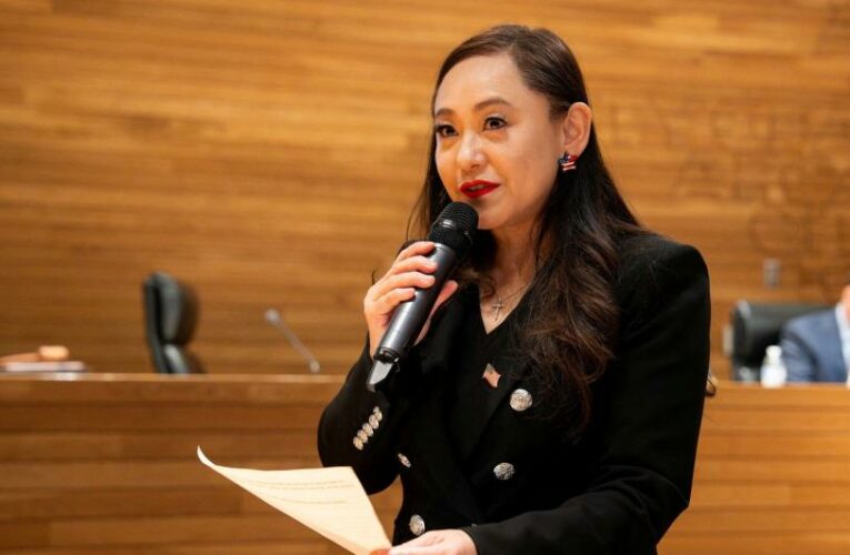 Alcaldesa de California se declara culpable de ser agente bajo las órdenes de China