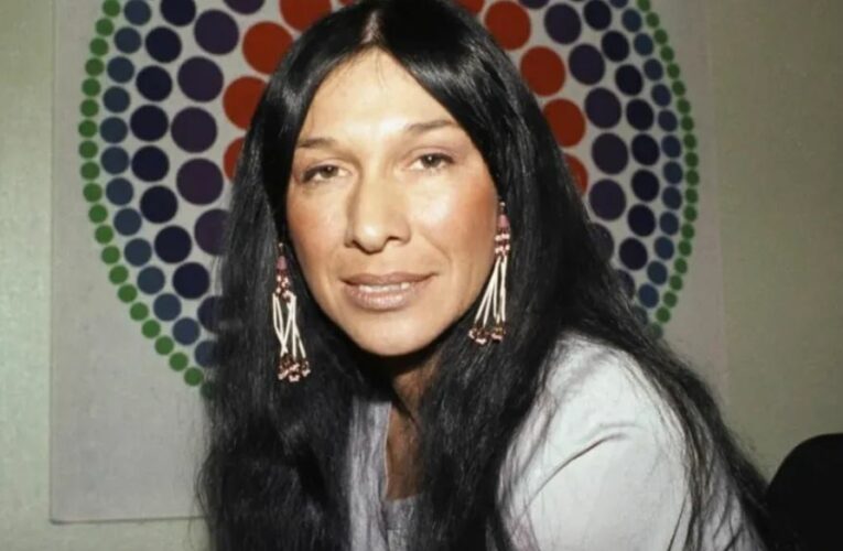 Ponen en duda las raíces indígenas de Buffy Sainte-Marie, la primera artista nativa en ganar un premio Oscar
