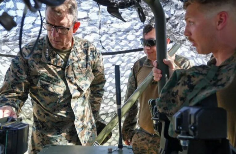 Jefe militar de Estados Unidos se reúne con alto mando del Ejército cubano en base de Guantánamo
