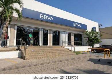 Fue por dinero… y terminó encerrada en un banco