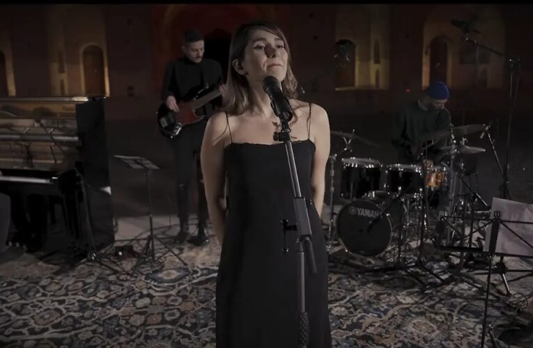 Irán condena a 74 latigazos a una cantante por emitir un concierto virtual sin velo