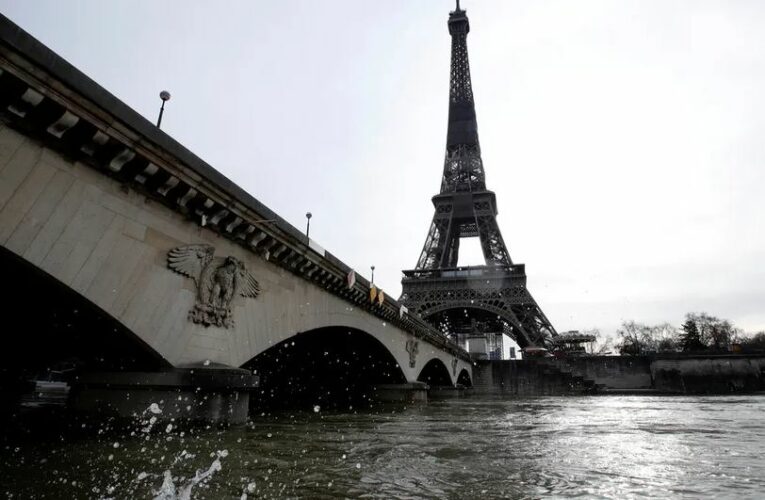 Torre Eiffel y principales museos de París adelantan su cierre por altas temperaturas