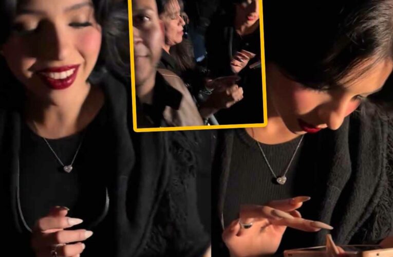 Ángela Aguilar pide el celular de un fan para borrarle una foto de su galeria