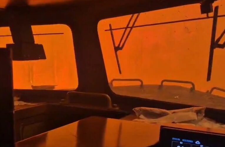 Impactante incendio deja un tren atrapado en puente de Canadá