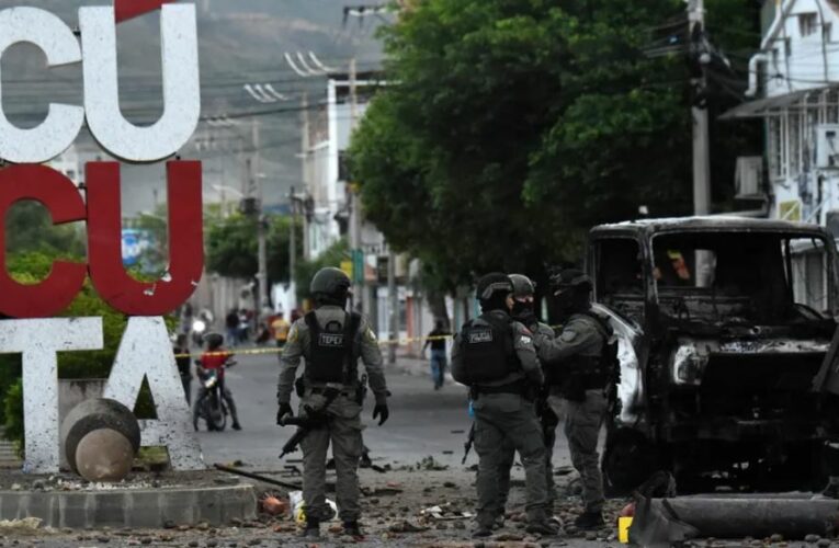 Explosión de auto bomba en Colombia deja al menos once heridos