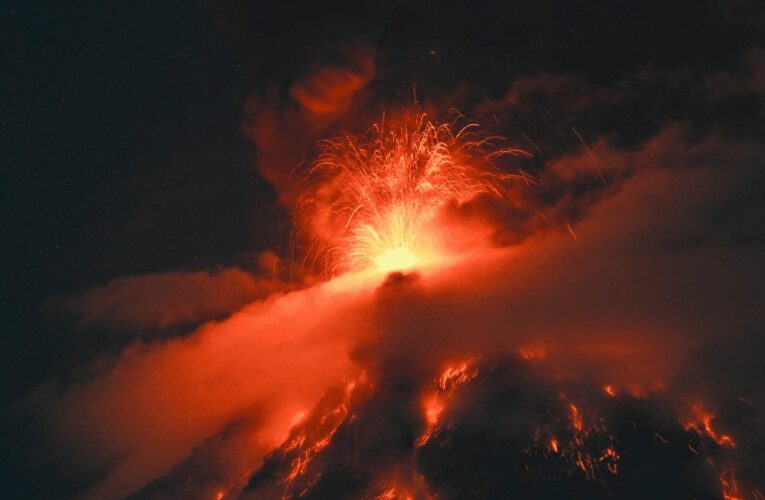 Volcán de Fuego entra en fase explosiva; Guatemala activa alerta anaranjada