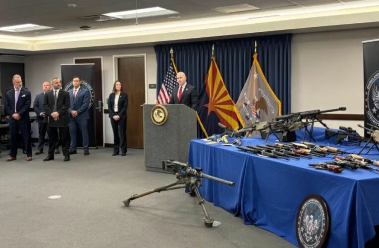Desmantelan red que traficaba armamento de Arizona a México
