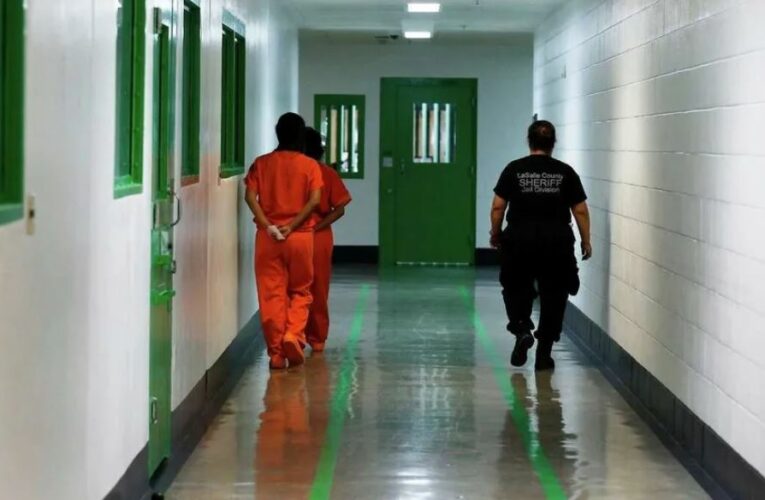 Estafan con mil 800 dólares a familiares de migrantes detenidos en Estados Unidos; prometen liberarlos