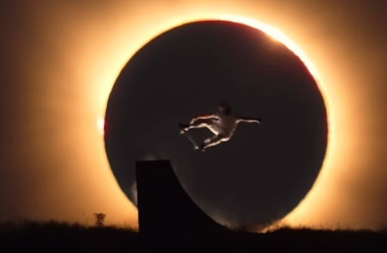 El skater Danny León logra la imagen más espectacular del eclipse solar total