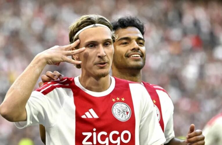 PSG anuncia el fichaje del delantero belga Mika Godts