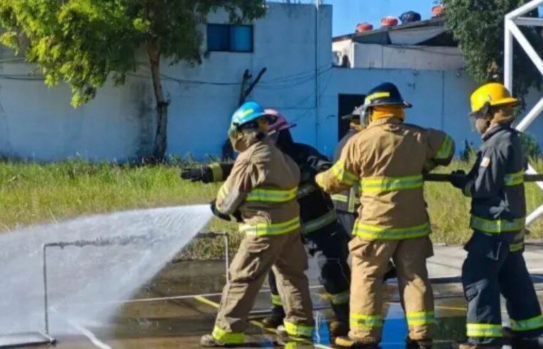 Dos bomberas de Nayarit destacan en simposio nacional realizado en Querétaro