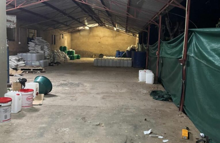 Detienen a dos mexicanos en Sudáfrica por operar narcolaboratorio millonario
